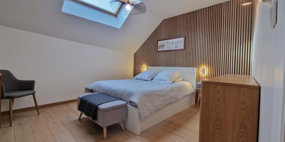 Photo of the whole room, Bedroom