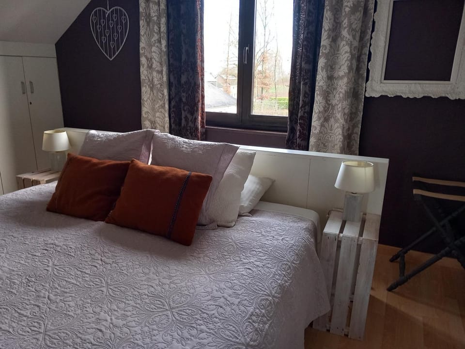 Bed, Photo of the whole room, Bedroom