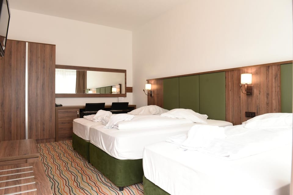Bed, TV and multimedia, Photo of the whole room, Bedroom, towels, wardrobe