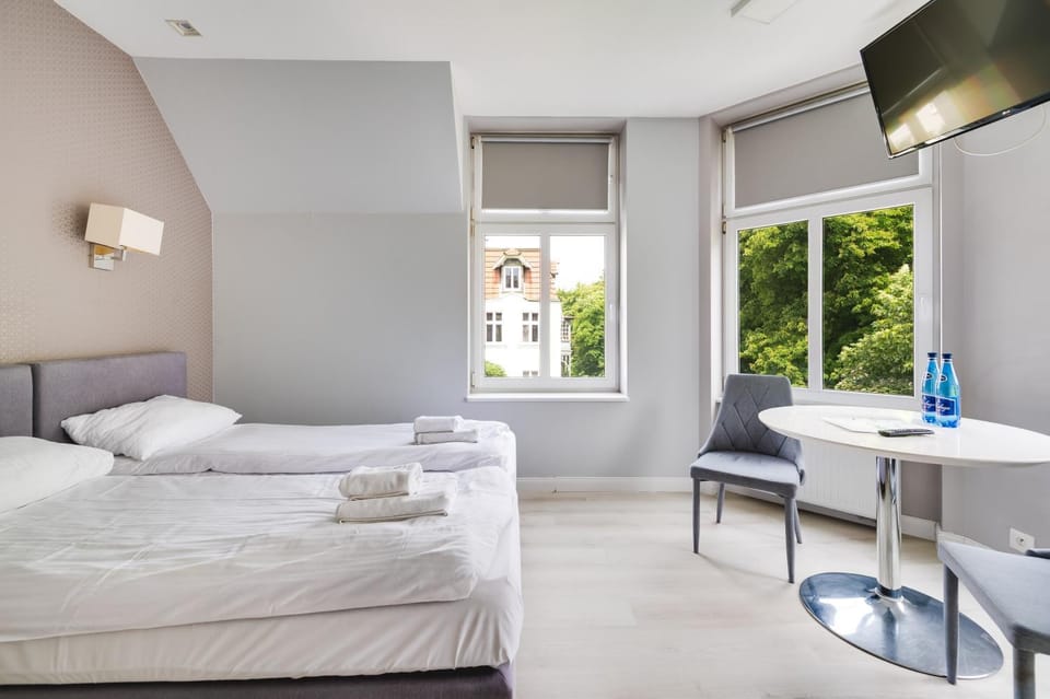 Bed, Seating area, Bedroom