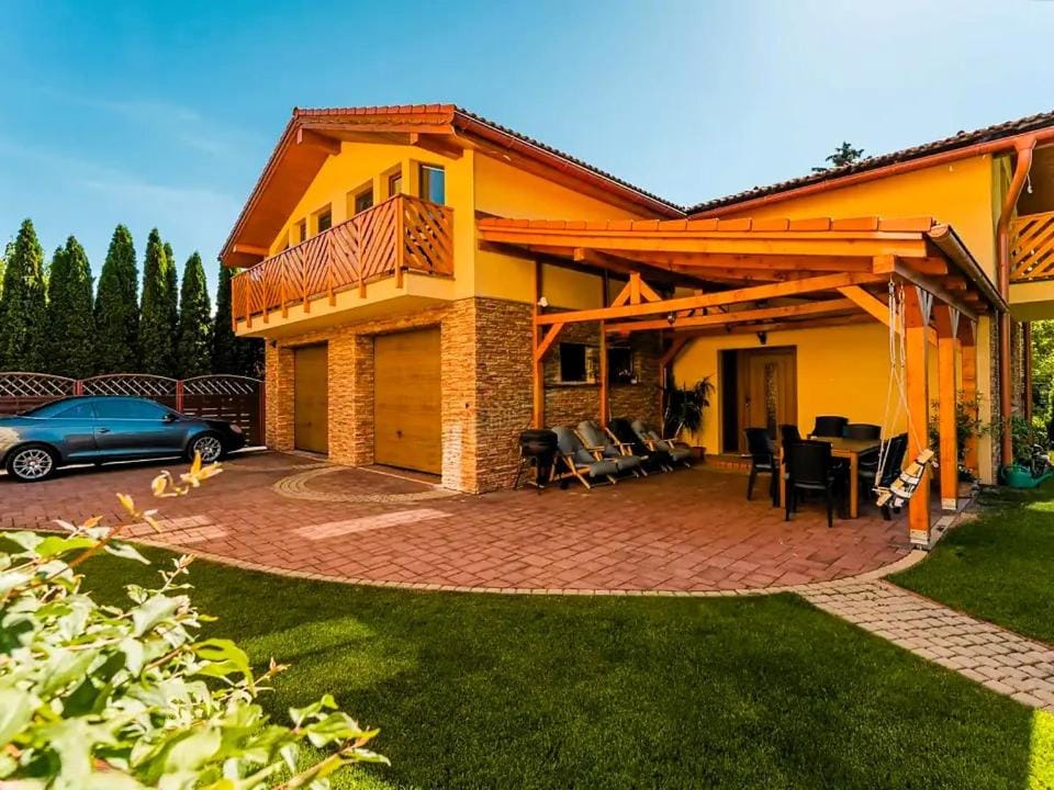 Balcony/Terrace, Seating area, Parking