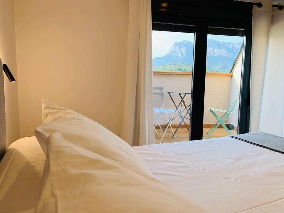 Bed, Mountain view