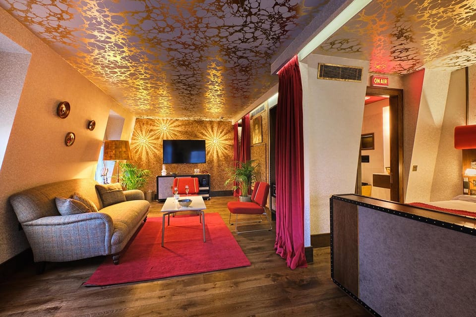 Bathroom, Living room, Seating area, Dining area, Bedroom