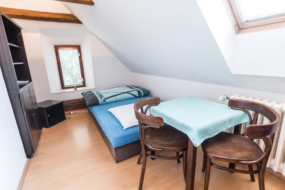 Bed, Photo of the whole room, Seating area