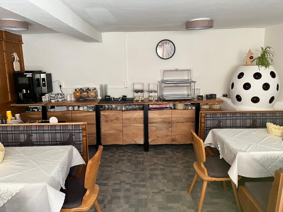 Coffee/tea facilities, Breakfast