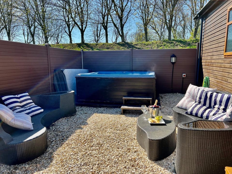 Garden, Hot Tub
