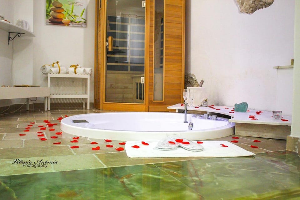 Natural landscape, Hot Tub, Massage, Sauna, Bathroom, Spa and wellness centre/facilities, Spa and wellness centre/facilities, Bedroom, Pool view, Swimming pool, Bath