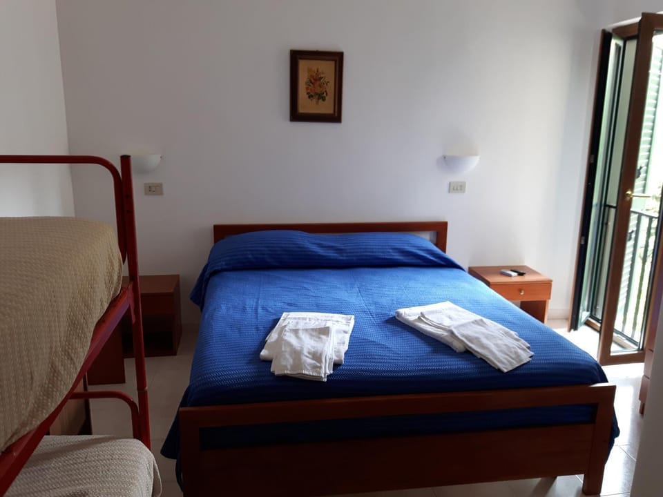 Nearby landmark, Balcony/Terrace, Balcony/Terrace, Bedroom, City view, Garden view, Supermarket/grocery shop, Shopping Area