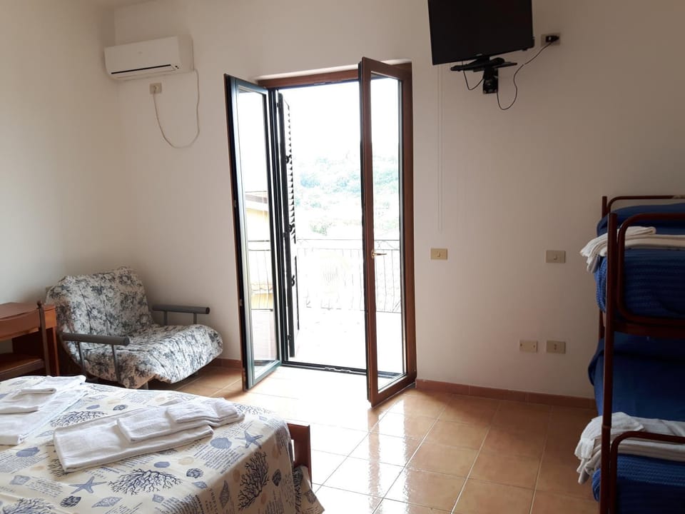 Balcony/Terrace, City view, Landmark view, Sea view, Street view, bunk bed, Quiet street view