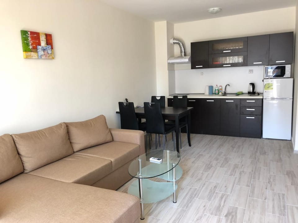 Kitchen or kitchenette, Living room, Seating area, Dining area