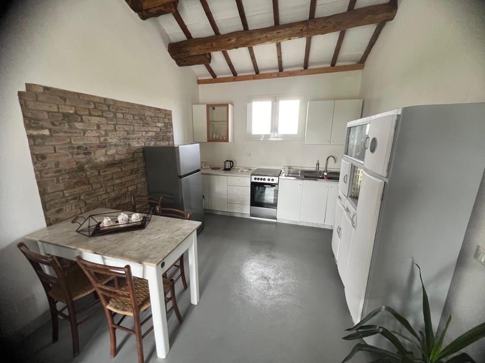 Kitchen or kitchenette, Dining area, oven, stove