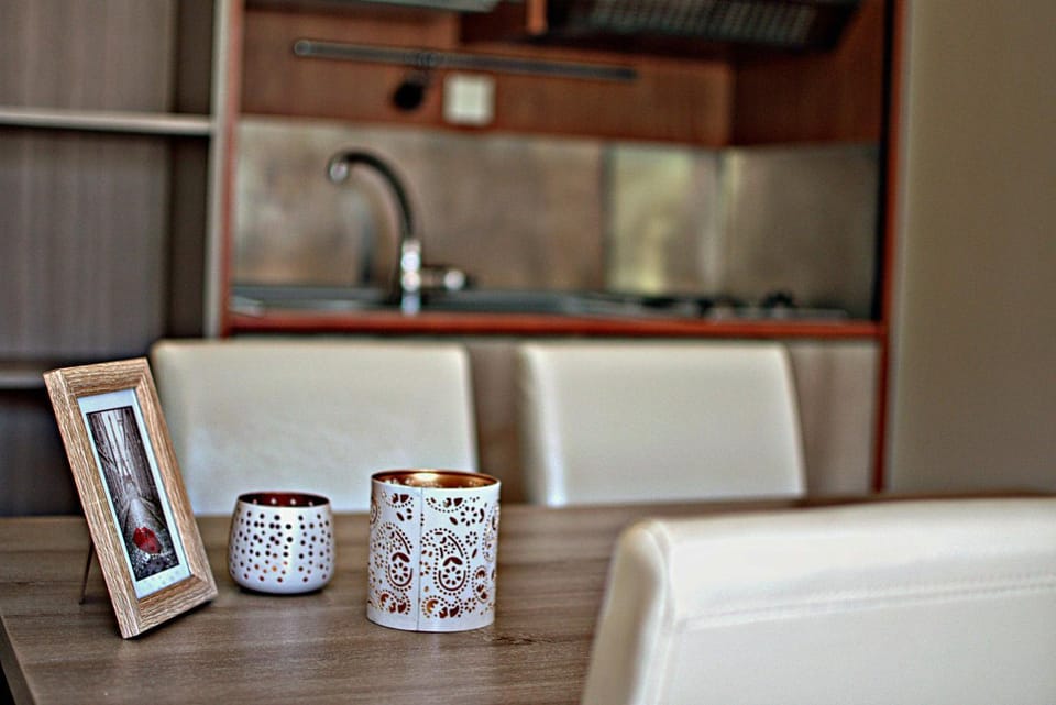 Kitchen or kitchenette, Food and drinks, Food and drinks, Dining area