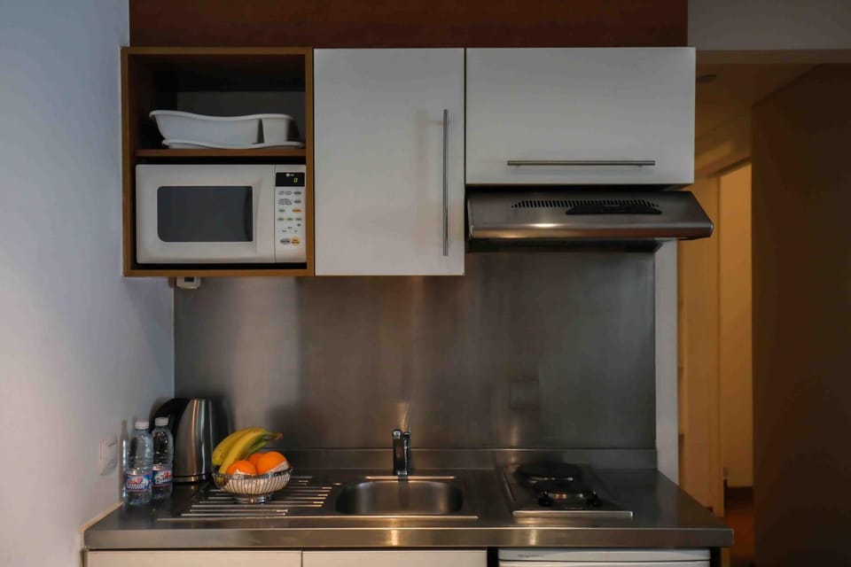 Kitchen or kitchenette, minibar, stove