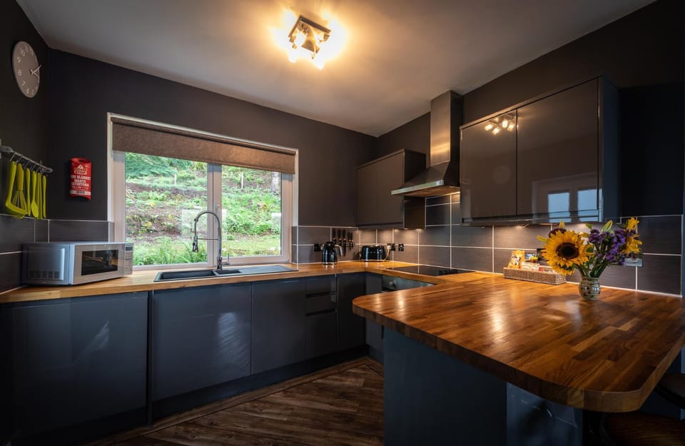 Nearby landmark, Natural landscape, Kitchen or kitchenette, Dining area, Garden view, Lake view, Landmark view, Mountain view, Inner courtyard view