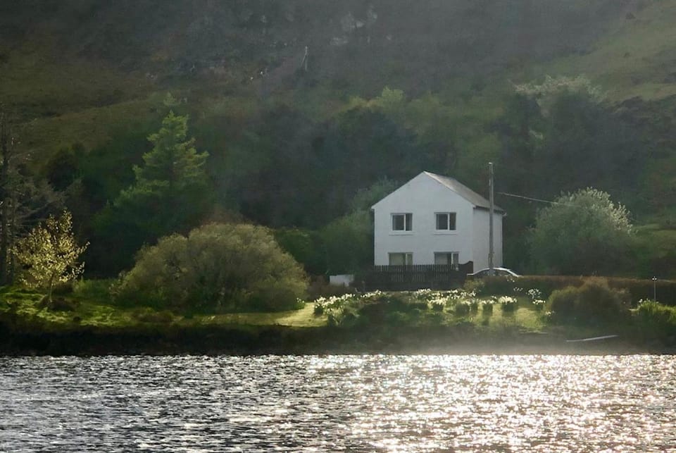Property building, Nearby landmark, Neighbourhood, Natural landscape, Hiking