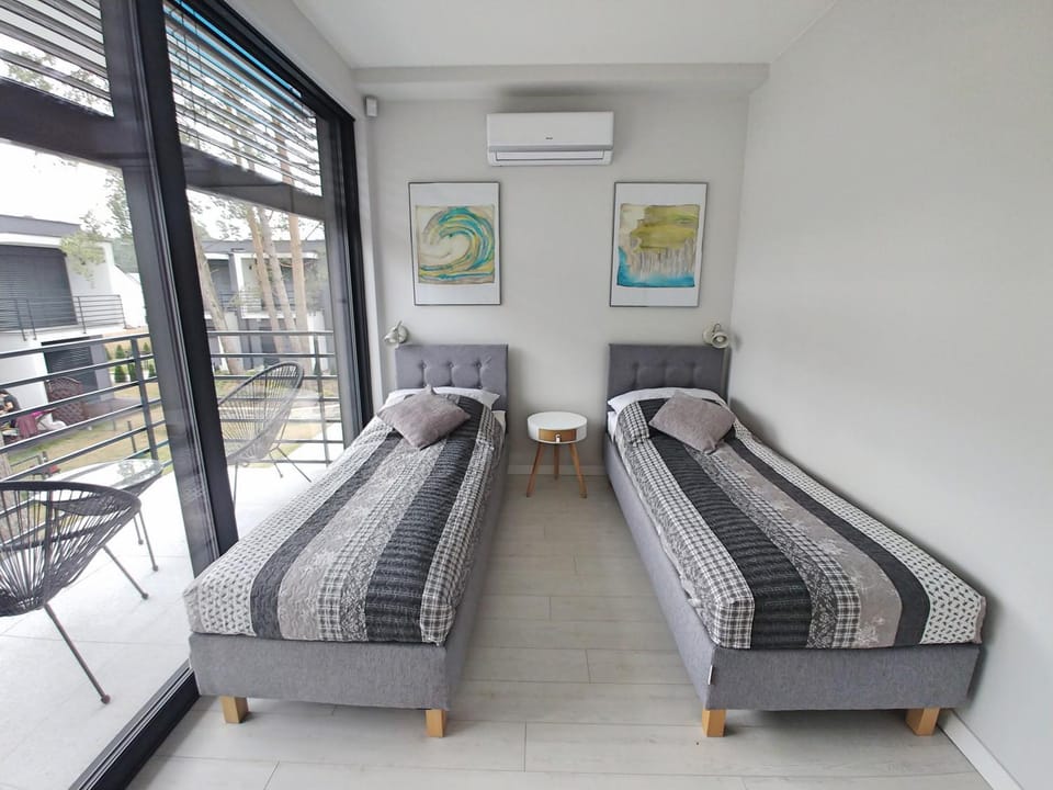 Bed, Photo of the whole room, Seating area, Bedroom, air conditioner