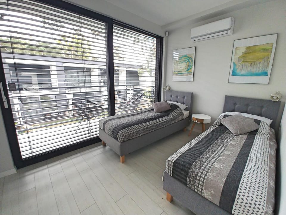 Bed, Photo of the whole room, Seating area, Bedroom, air conditioner
