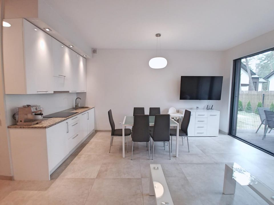 TV and multimedia, Coffee/tea facilities, Kitchen or kitchenette, Living room, Seating area, Dining area, stove