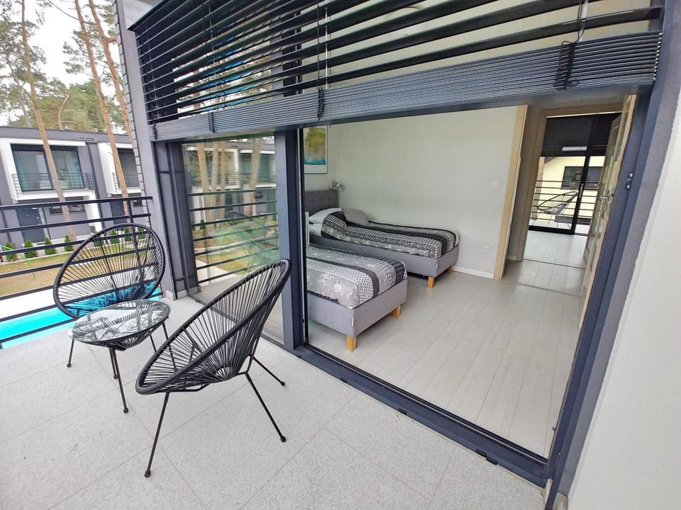 Bed, Day, View (from property/room), Balcony/Terrace, Photo of the whole room, Seating area, Bedroom, Pool view, Swimming pool, Swimming pool