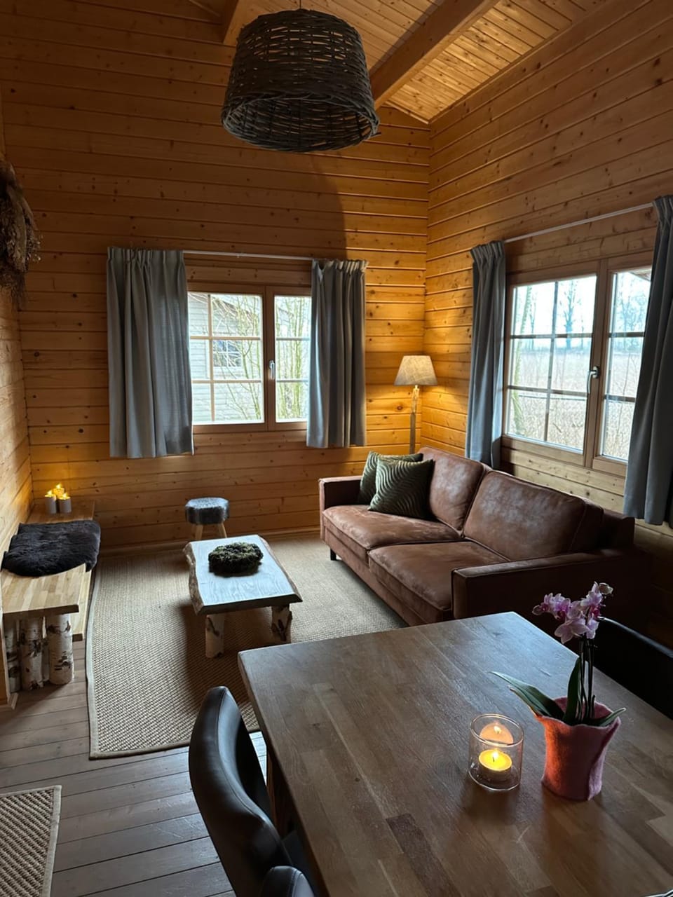 Photo of the whole room, Seating area