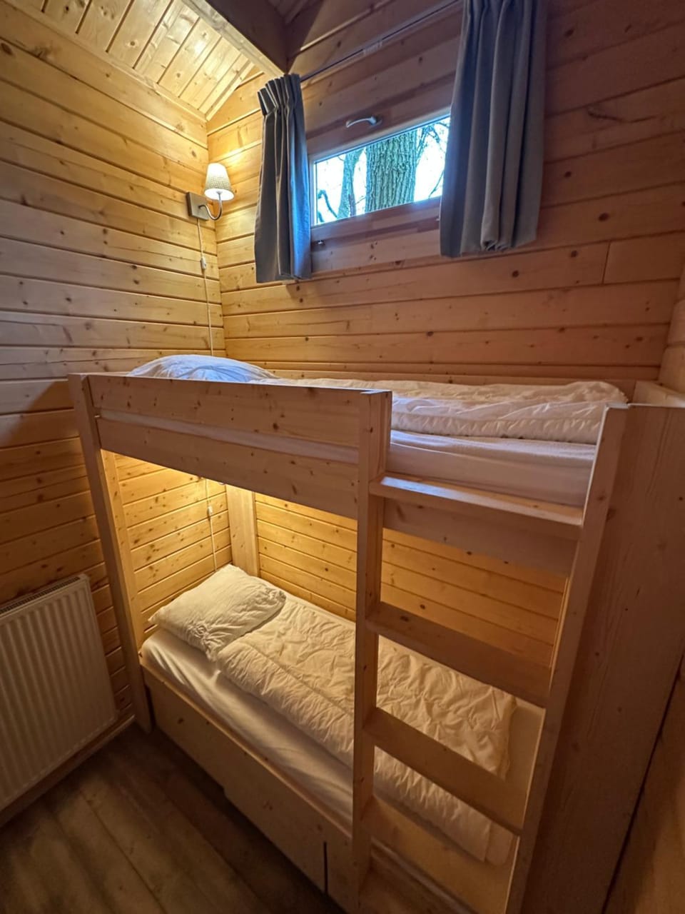 Bedroom, bunk bed