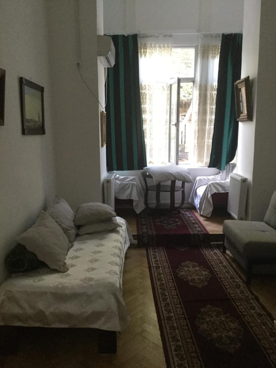 Bed, Living room, Photo of the whole room, Seating area