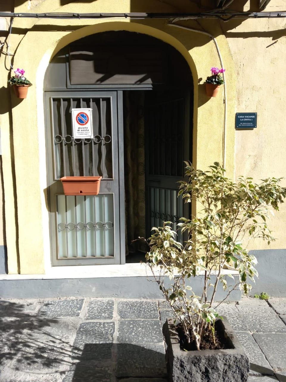 Property building, Facade/entrance, Day