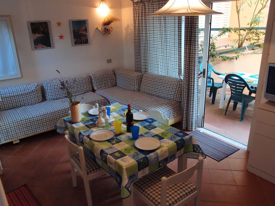 Communal lounge/ TV room, Living room, Seating area, Dining area