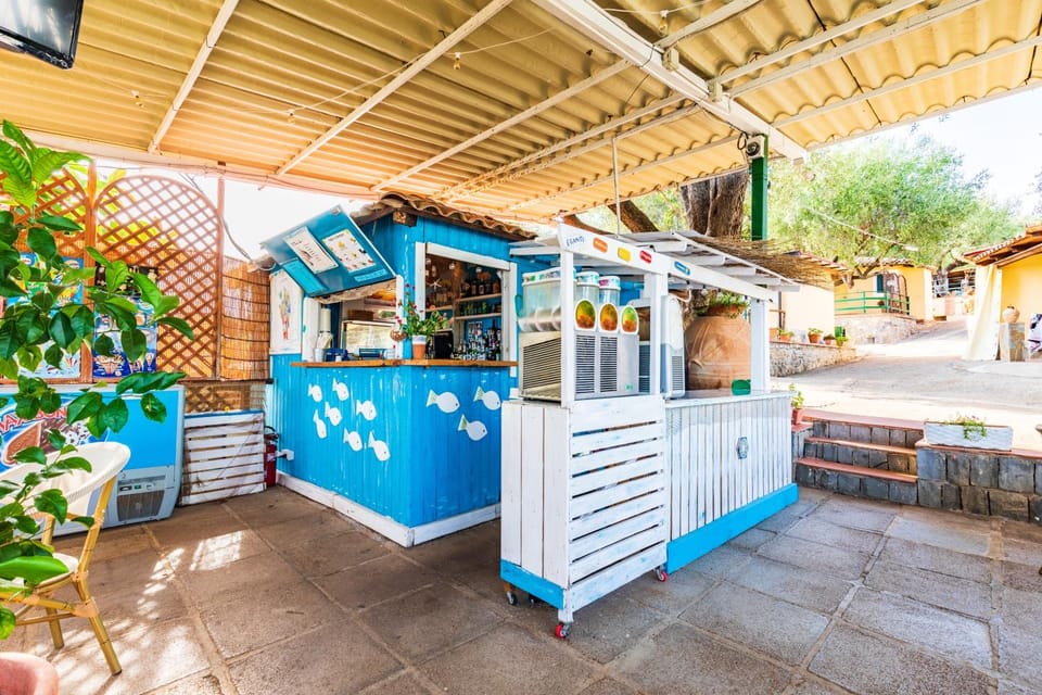 Restaurant/places to eat, Lounge or bar, Food and drinks