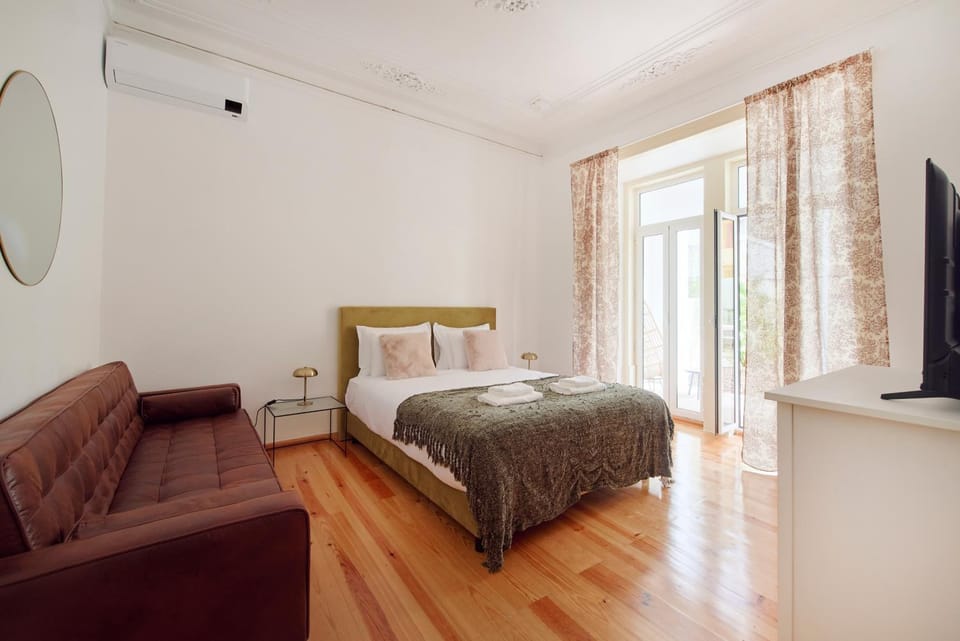 Bed, TV and multimedia, Decorative detail, Bedroom, air conditioner