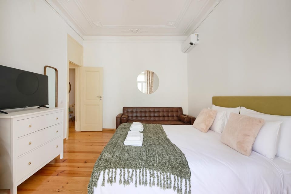 Bed, TV and multimedia, Bedroom, wardrobe, air conditioner