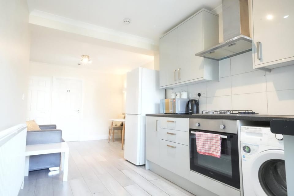 Kitchen or kitchenette, oven, washing machine