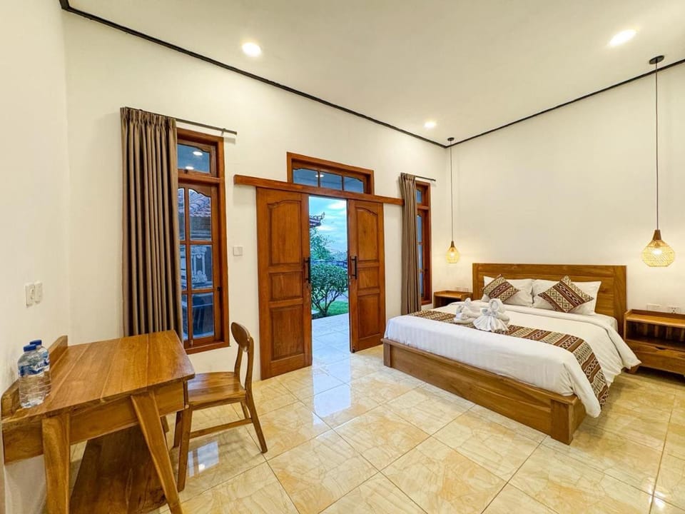Bed, Photo of the whole room, Seating area, Bedroom
