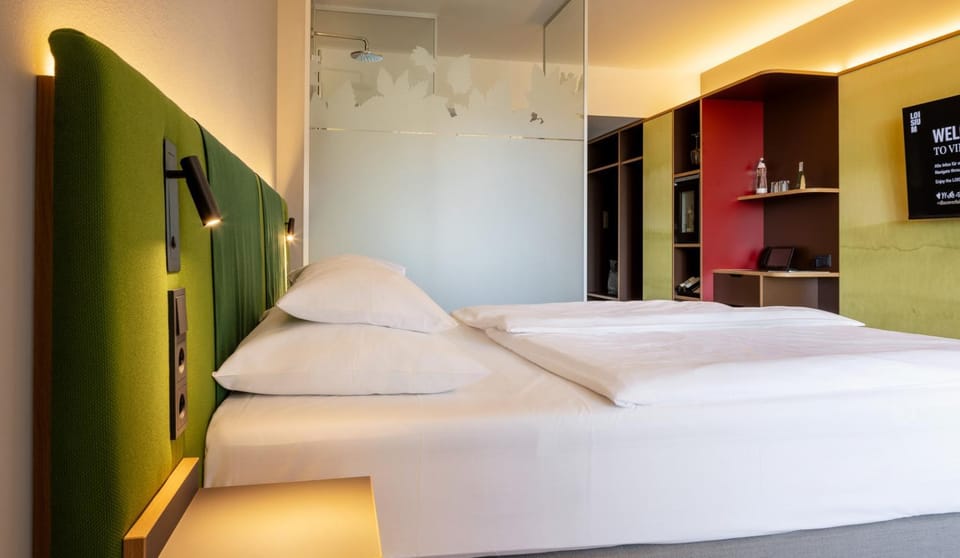 Bed, TV and multimedia, Bedroom