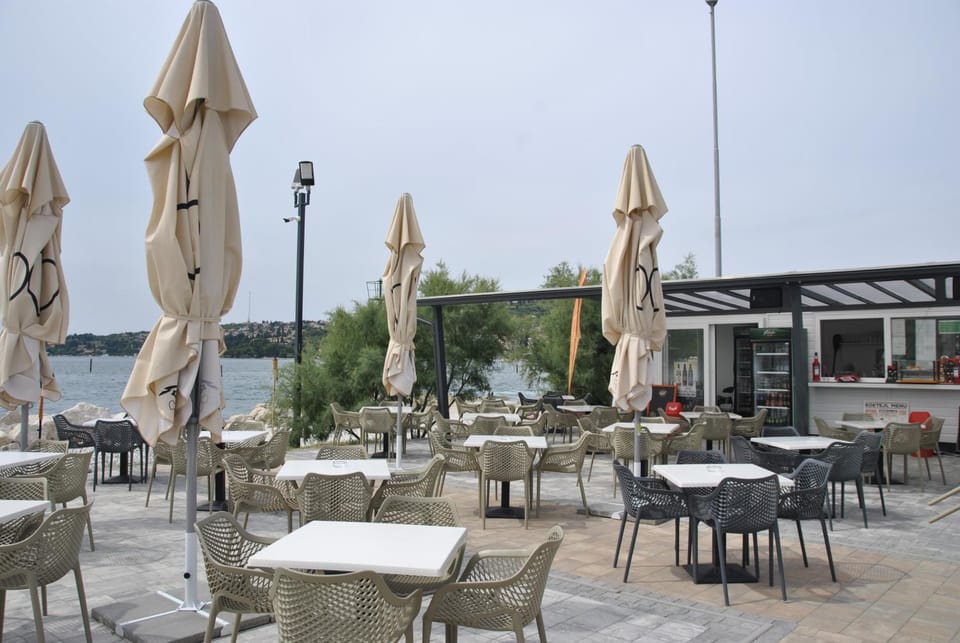 Patio, Restaurant/places to eat, People, Lounge or bar