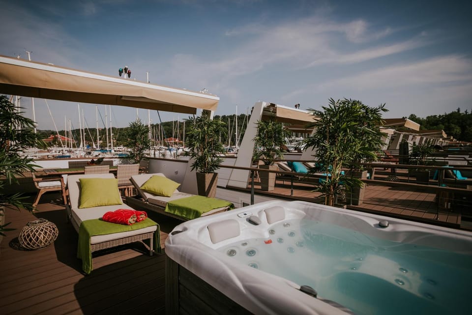 Patio, Hot Tub, Spa and wellness centre/facilities, Decorative detail, City view, Sea view