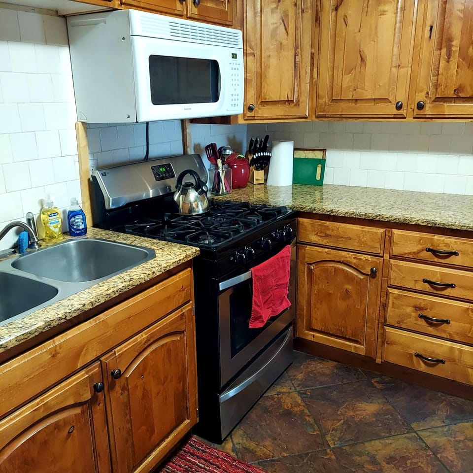 Kitchen or kitchenette, microwave, oven, stove