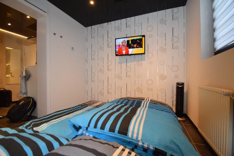 Bed, TV and multimedia, Bedroom