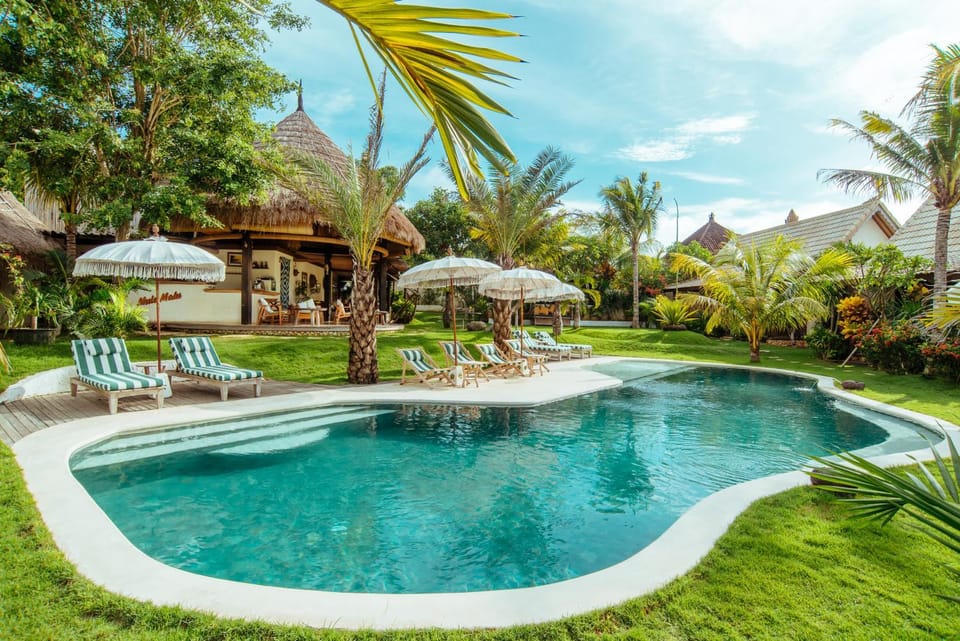 Property building, Garden, Garden view, Swimming pool