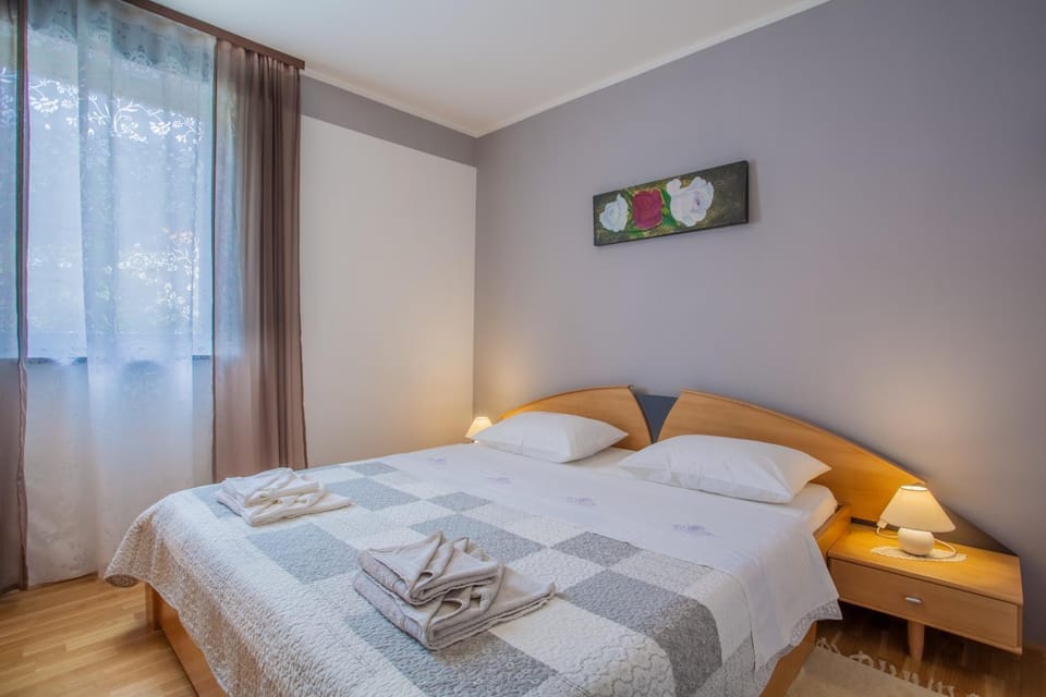 Bed, Bedroom, Street view