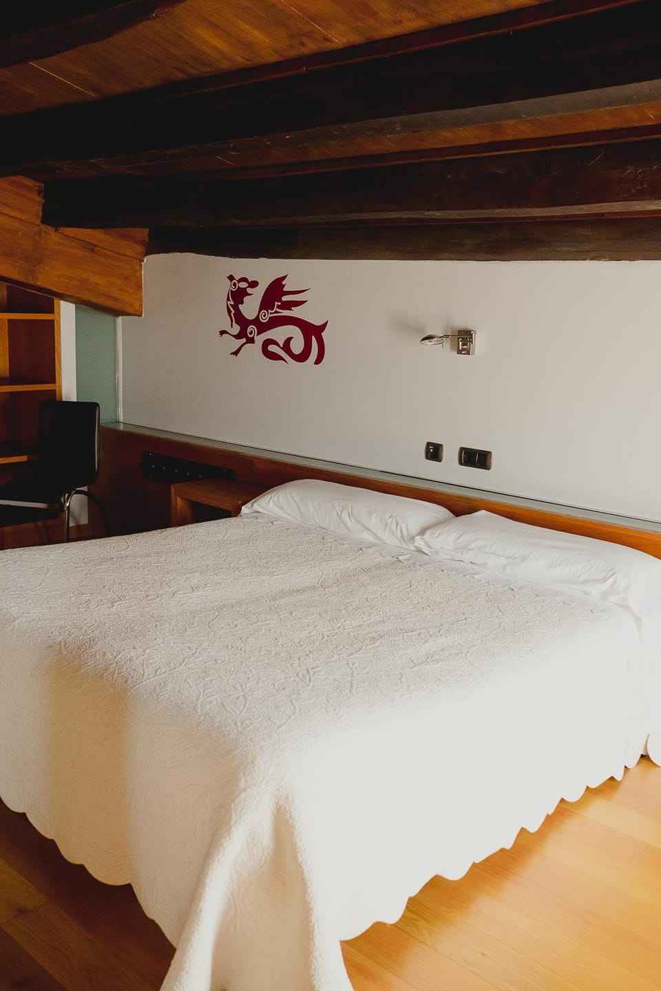 Photo of the whole room, Bedroom