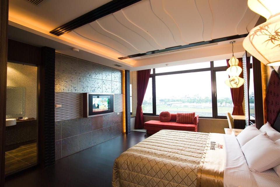 Landmark view, bunk bed, Quiet street view