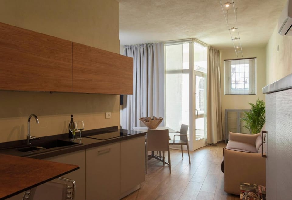 Coffee/tea facilities, Kitchen or kitchenette, Living room, Seating area, Dining area