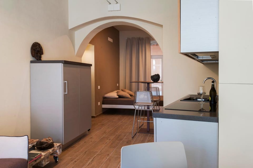 Coffee/tea facilities, Living room, Photo of the whole room, Seating area, Dining area, Bedroom