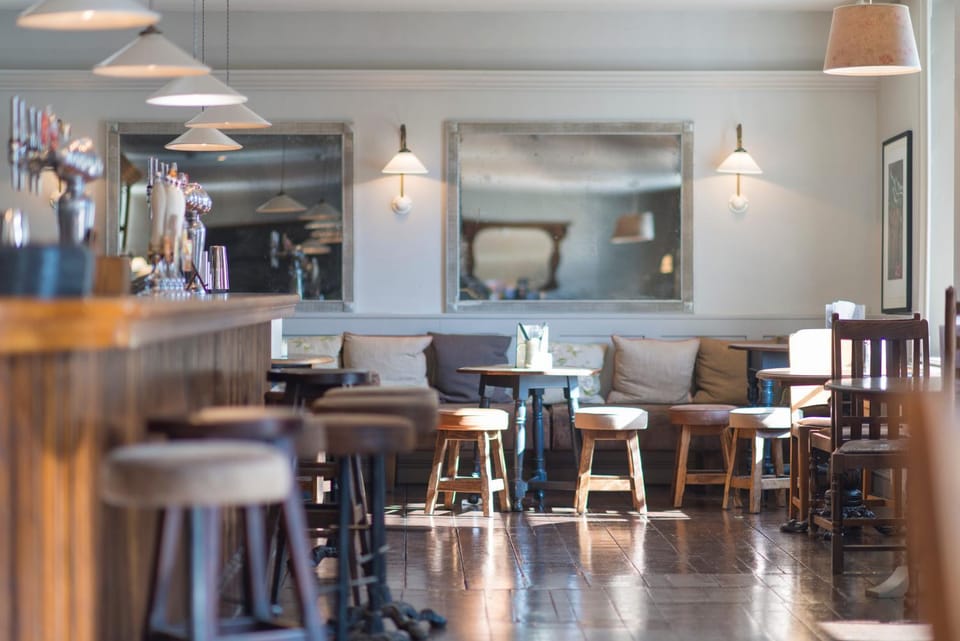 Restaurant/places to eat, Lounge or bar