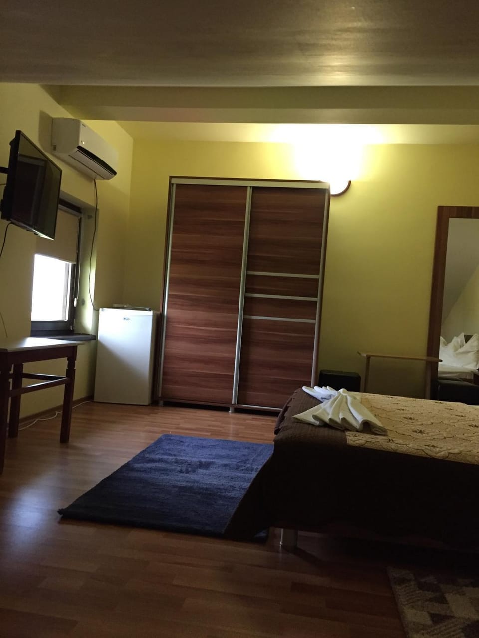 Photo of the whole room, Bedroom