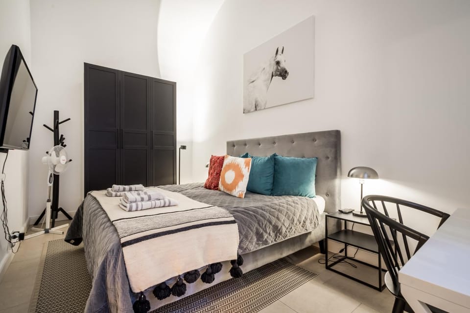 Bed, TV and multimedia, Bedroom