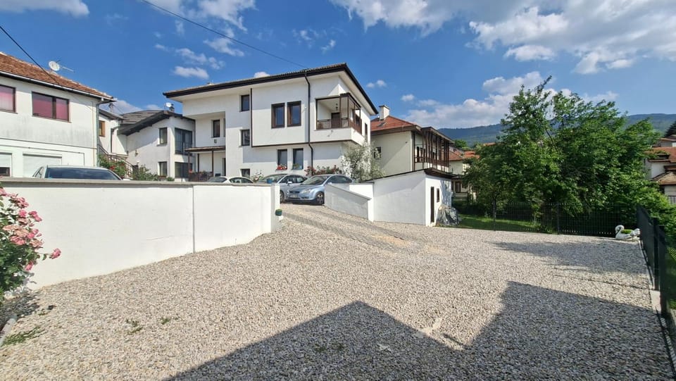 Property building, Neighbourhood, Parking