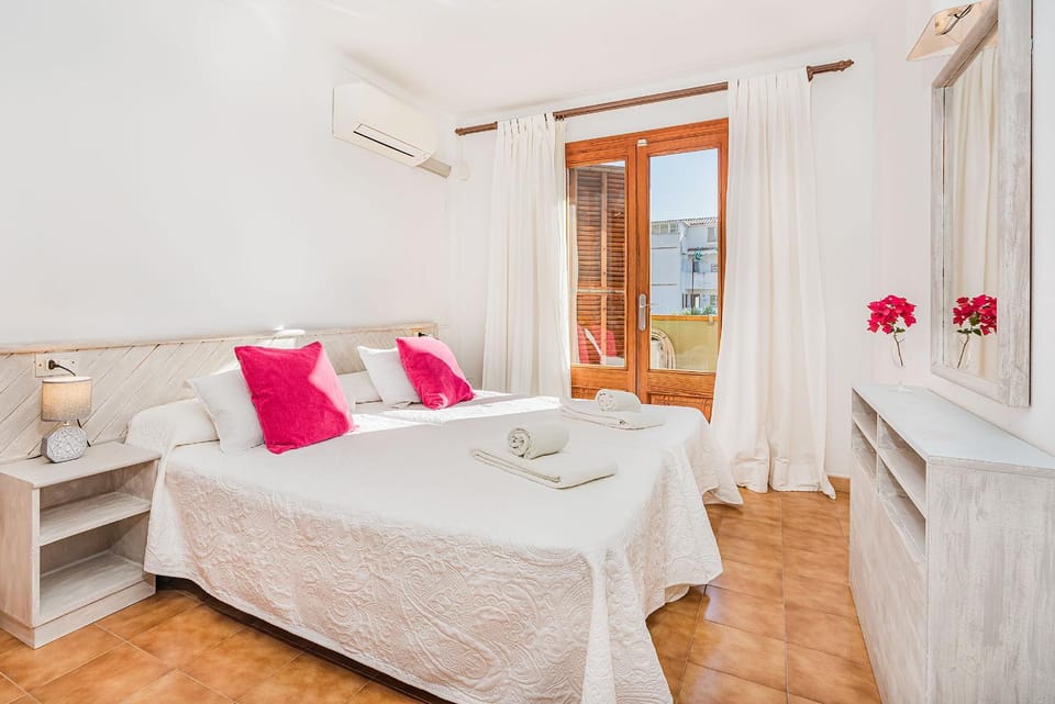 Bed, Photo of the whole room, Bedroom, towels, wardrobe, air conditioner