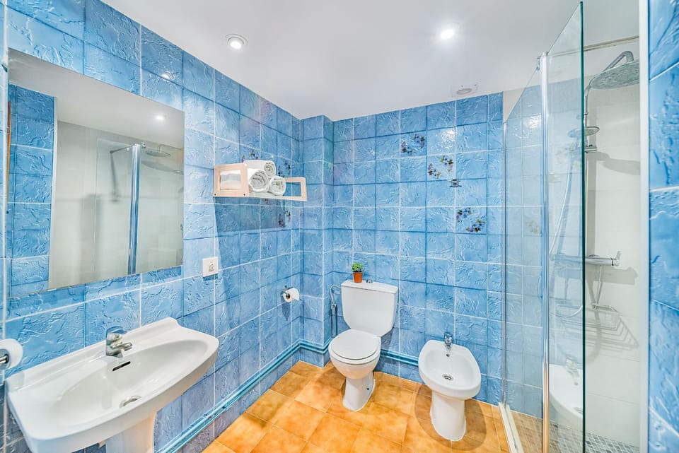 Shower, Toilet, Bathroom, bidet, towels